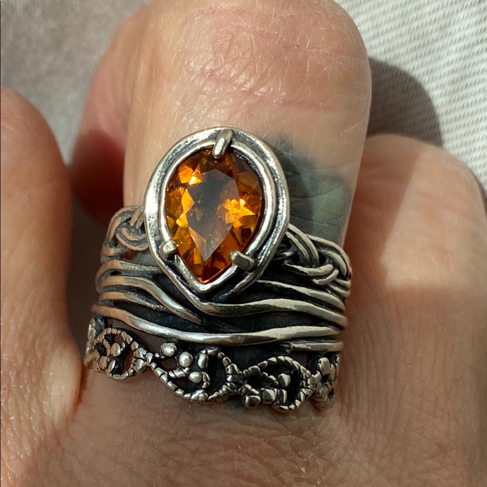 Beautiful ring - Picture 3 of 5